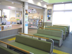 薬局内も、バリアフリー、ユニバーサルトイレ、滑りにくい床材、点字ブロックなど患者さんにやさしい環境を備えています。